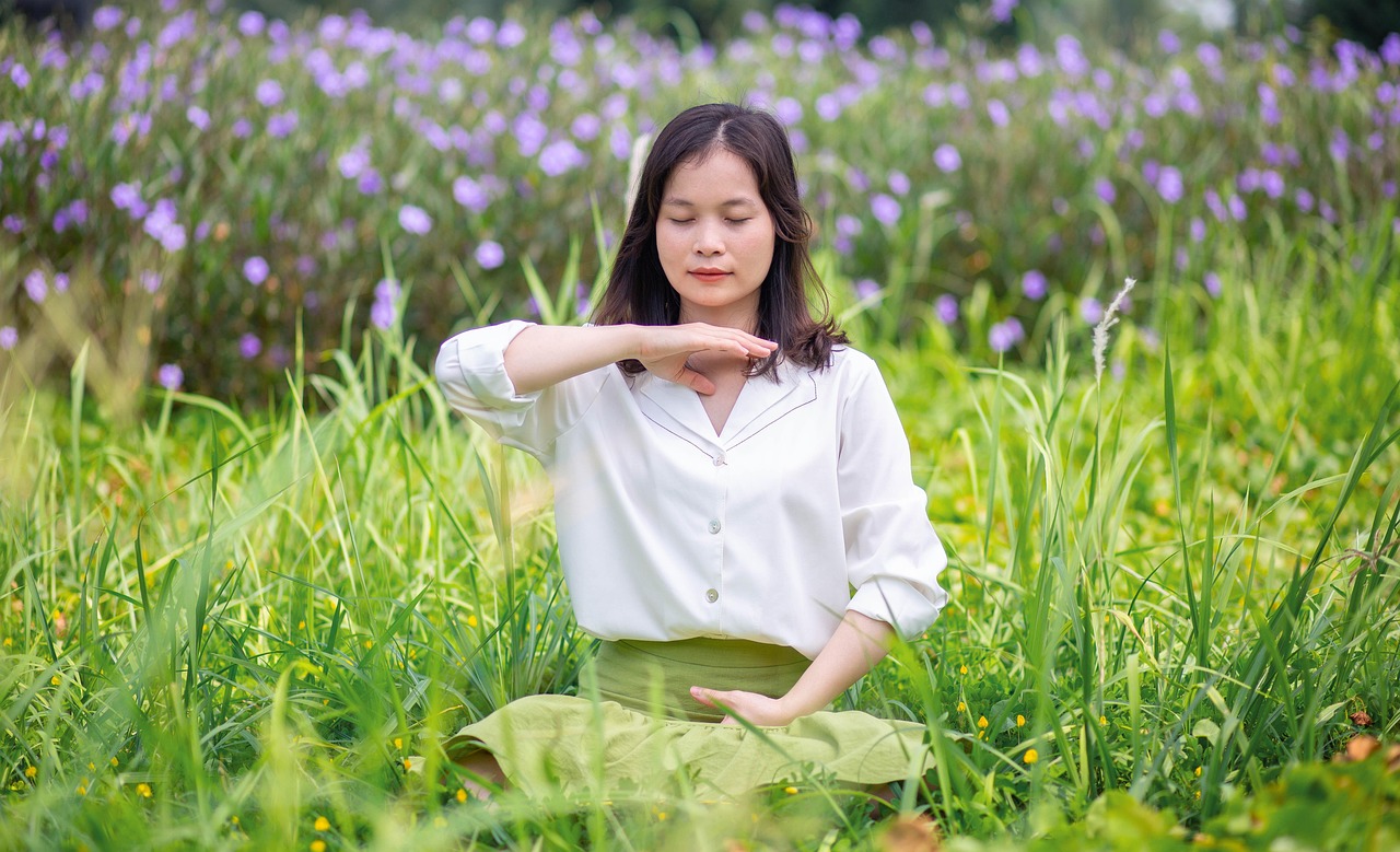 Solutions naturelles pour la ménopause Femme méditant dans la nature, symbole de bien-être et d’équilibre hormonal