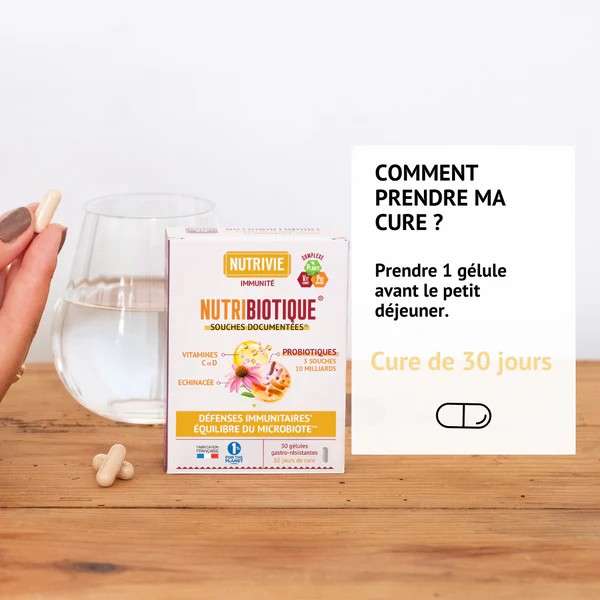 Photo d’une main tenant une gélule de Nutribiotique Immunité Nutrivie, à prendre avant le petit-déjeuner pour une cure de 30 jours