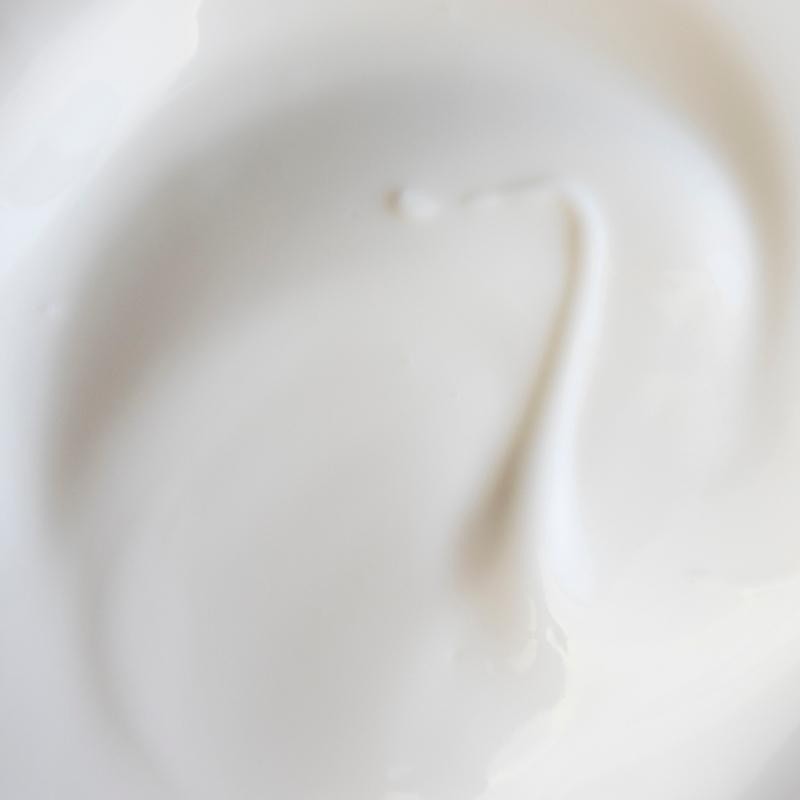 Texture onctueuse de la crème de jour régénérante au miel de Manuka Aquasilice