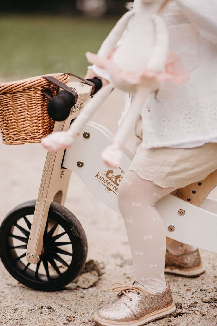 Détail du tricycle Tiny Tot Plus blanc avec cadre en bois et panier en osie