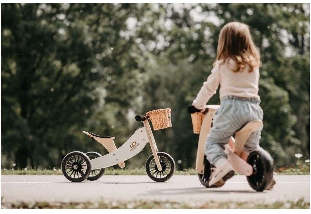 Enfant utilisant la draisienne Tiny Tot Plus blanche en extérieur