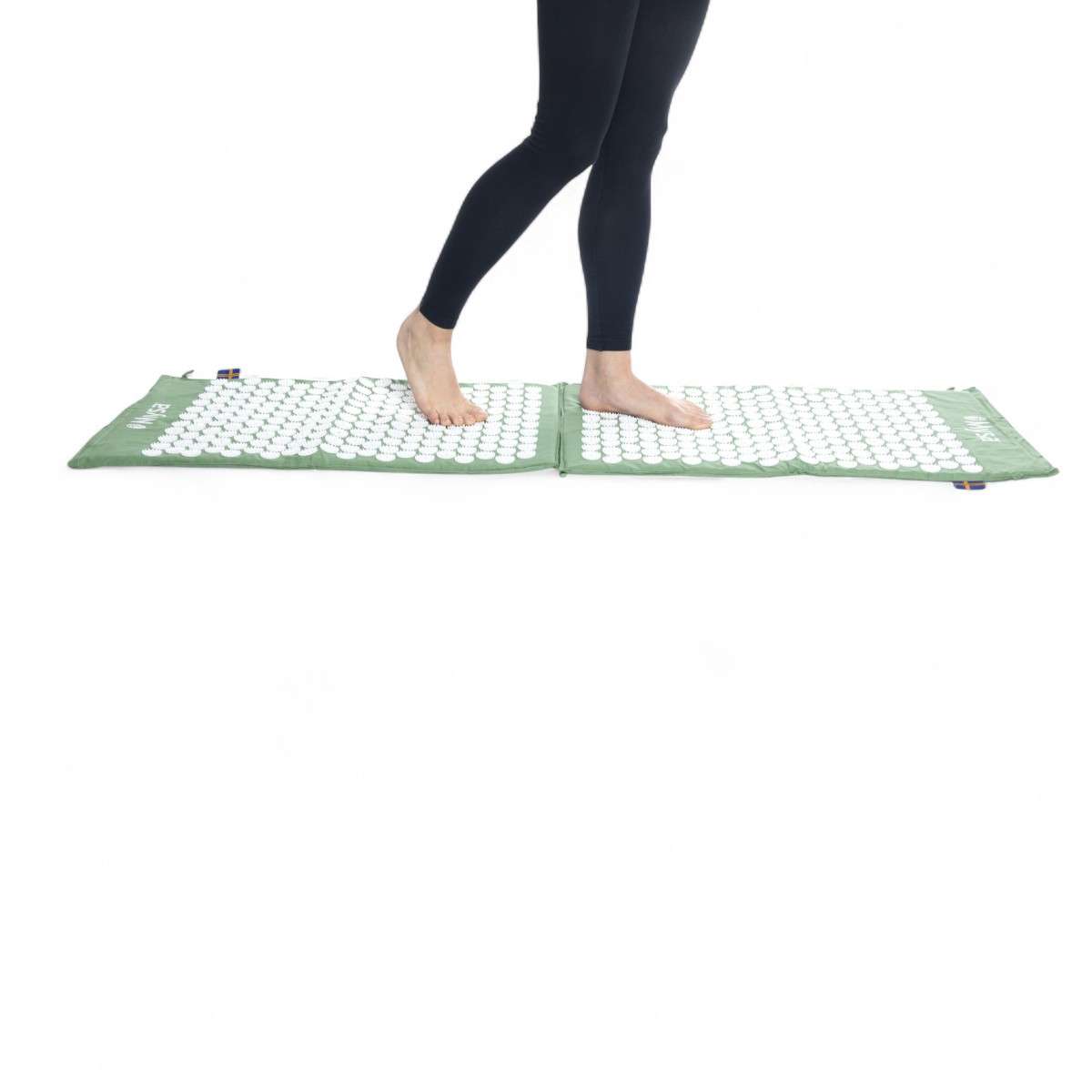 Femme marchant pieds nus sur deux tapis d’acupression Mysa reliés entre eux