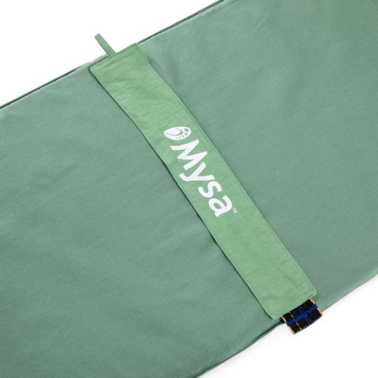 Vue rapprochée de la sangle de fixation Mysa sur la housse du tapis vert