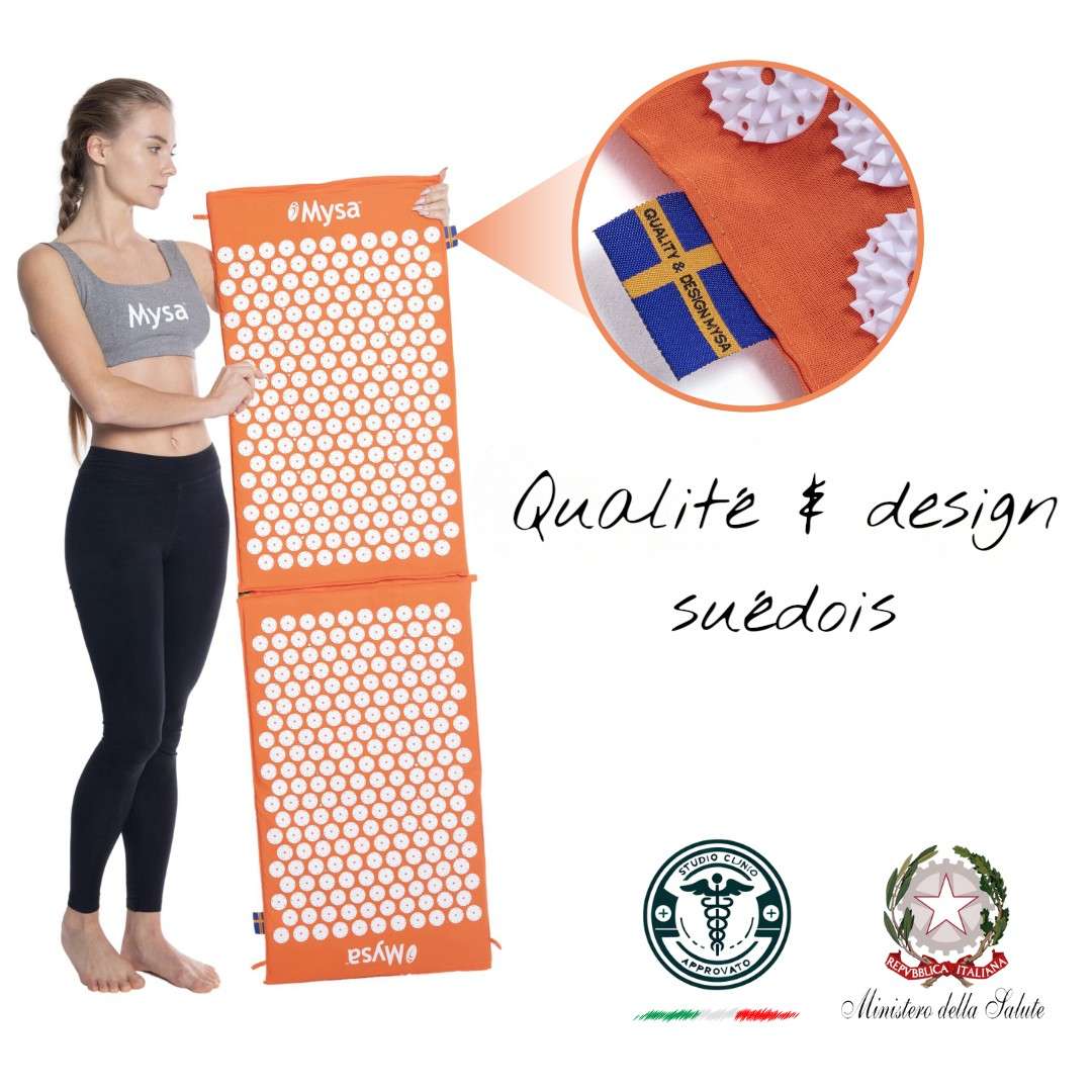 Tapis Magnetic Mysa XXL tenu par une utilisatrice, avec zoom sur l’étiquette suédoise rappelant la qualité et le design d’origine.
