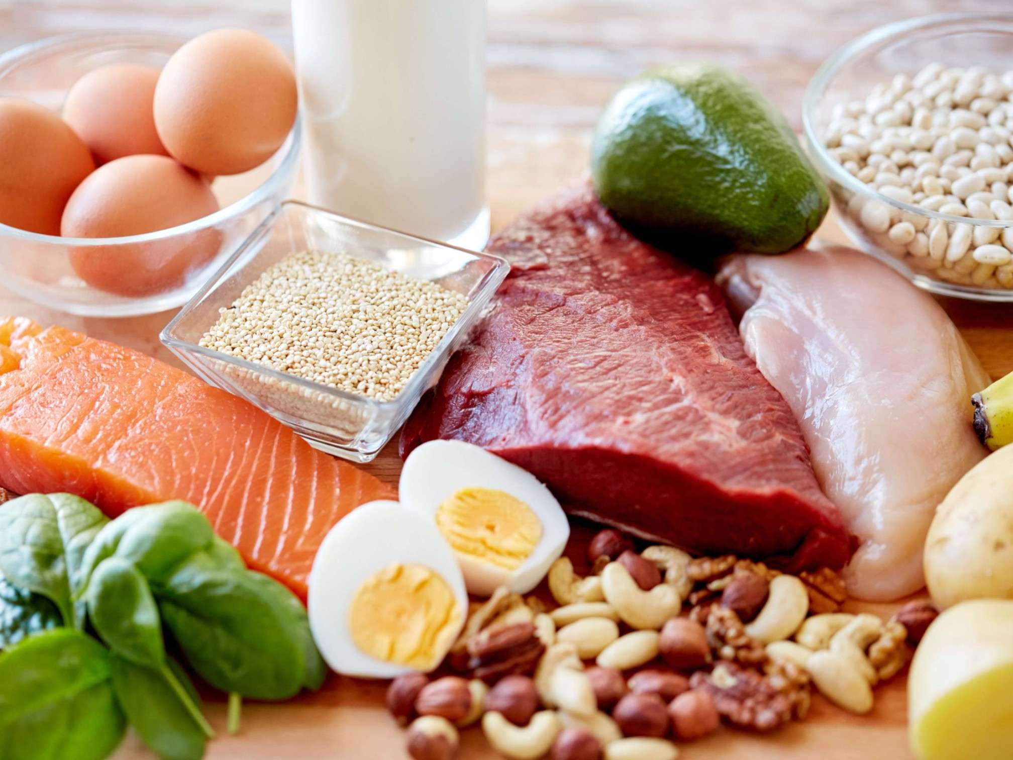 Assortiment d’aliments riches en protéines et bons nutriments sur une table, base d’alimentation protectrice des articulations