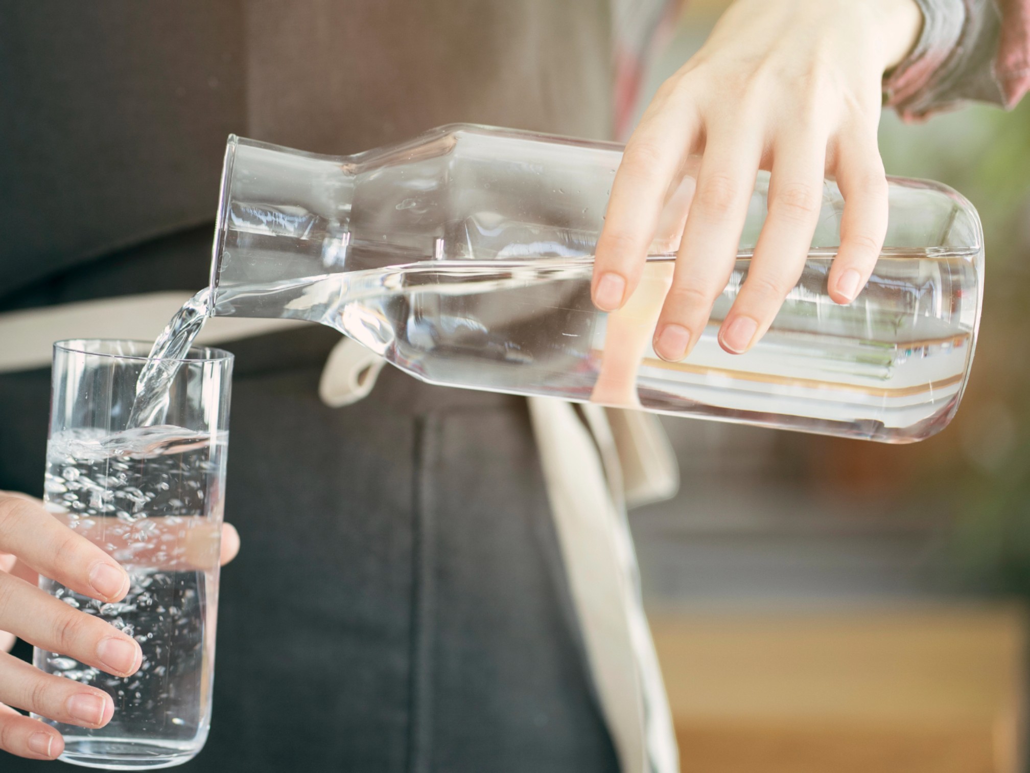 Eau alcaline et arthrose : hydratation, alimentation et solutions naturelles pour les articulations