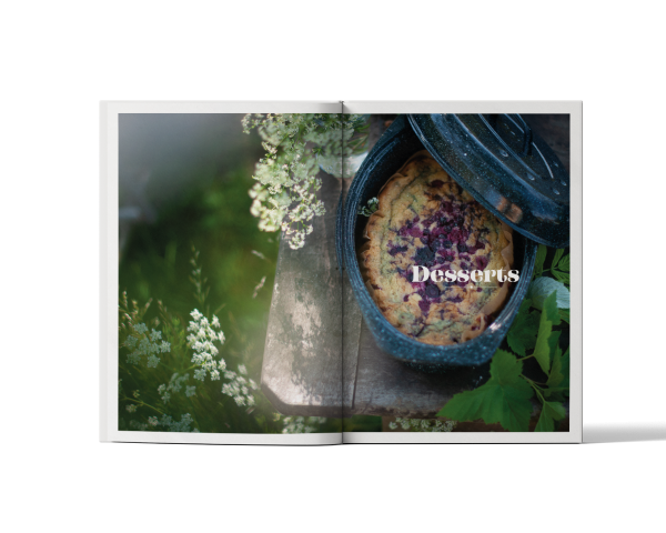 Livre de recettes cocotte roaster ouvert sur une page desserts, avec gâteau cuit dans une cocotte Graniteware