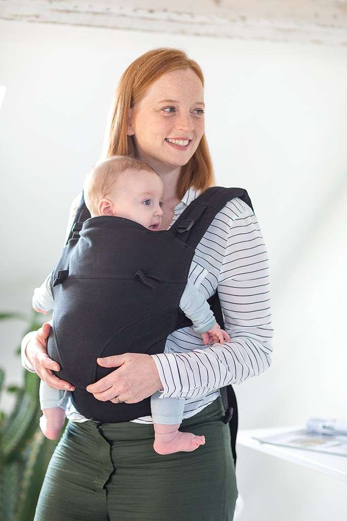 Porte-bébé Tricot Click Love Radius avec bébé maintenu en position physiologique, dos arrondi et genoux plus hauts que les fesses