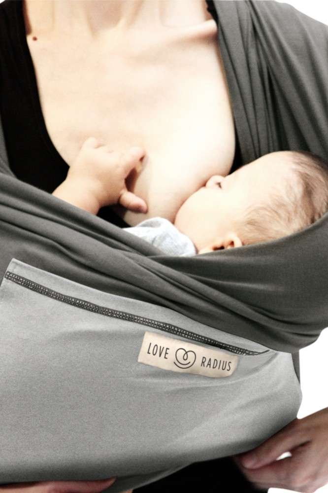 Portage ventral d’un nouveau-né en écharpe Love Radius, bébé contre la poitrine, dos arrondi et position physiologique en M