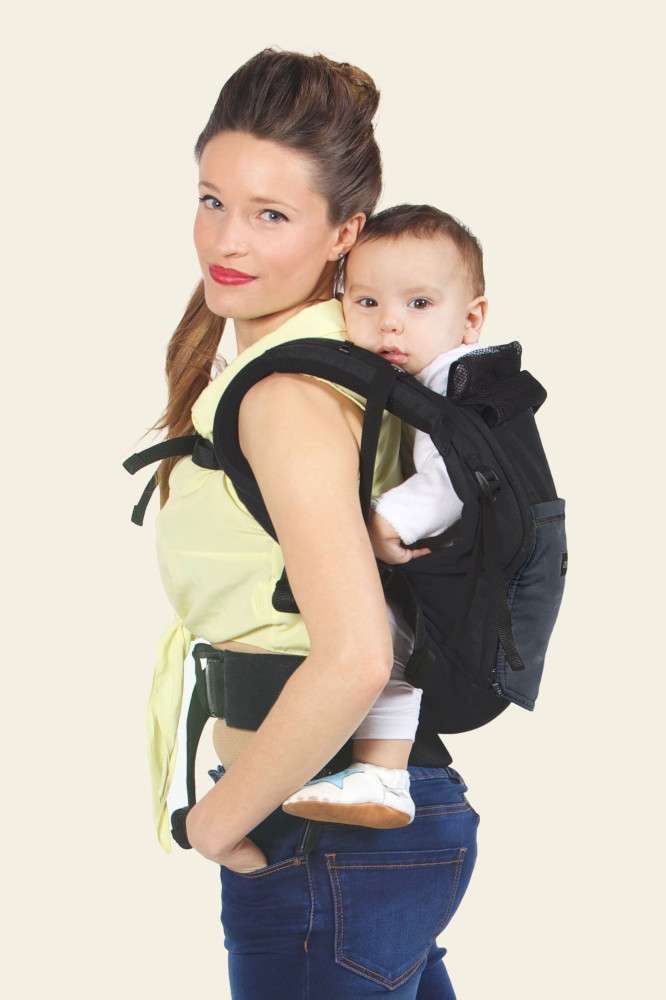 Portage dorsal en porte-bébé Physiocarrier Love Radius, bébé soutenu jusqu’aux omoplates et poids réparti sur le dos du porteur