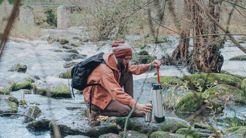 Filtrer une eau turbide : la méthode en 4 étapes pour obtenir une eau propre