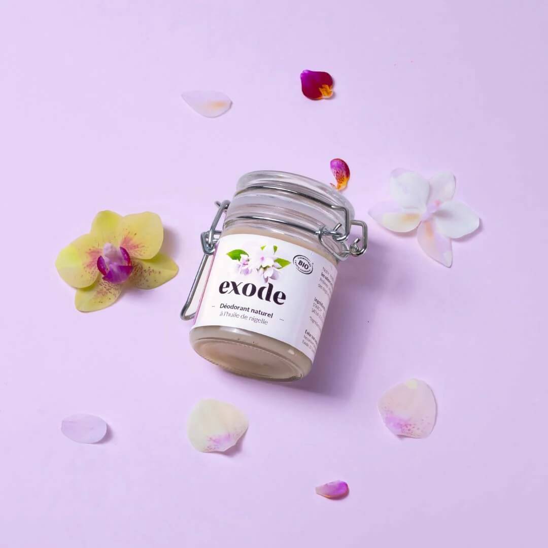 Déodorant naturel Exode Musc Peau Sensible avec pétales floraux sur fond rose
