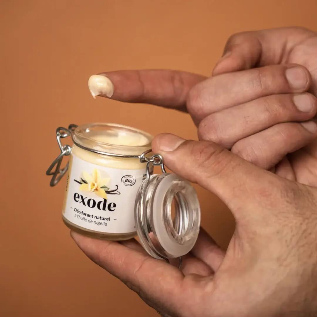Application du déodorant baume naturel Exode Monoï à lhuile de nigelle