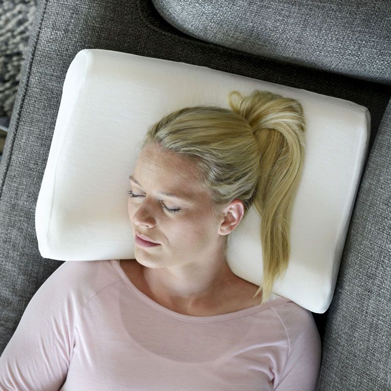 Femme allongée sur l’oreiller anatomique Sissel Plus avec support de nuque