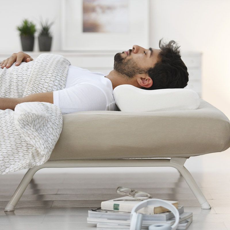 Homme dormant sur le dos avec l’oreiller à mémoire de forme Sissel Soft Plus