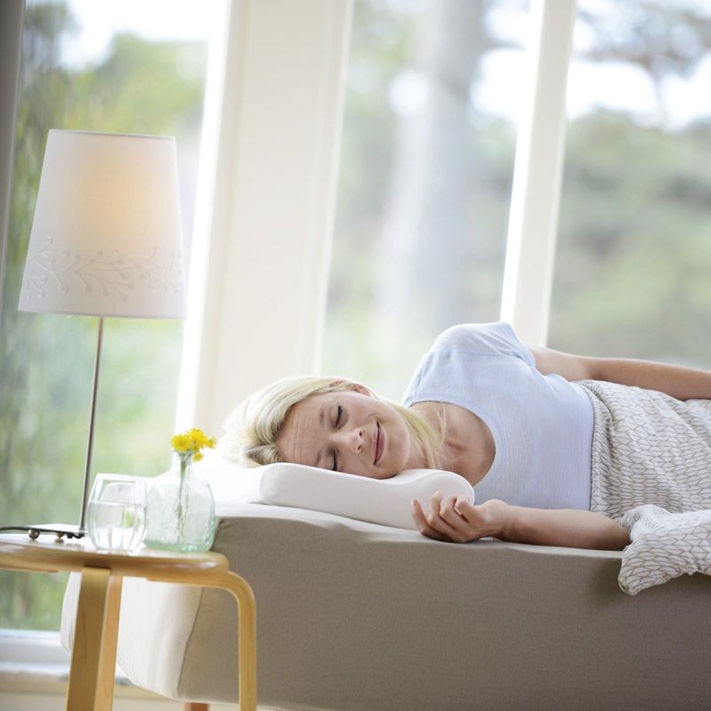 Femme dormant sur le côté avec l’oreiller ergonomique Sissel Soft Plus