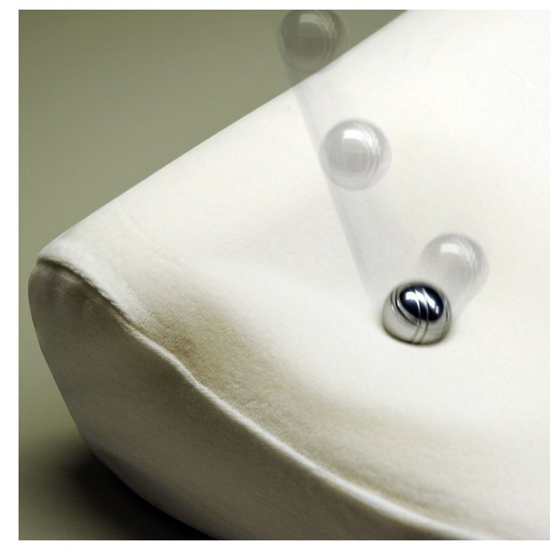 Démonstration de l’élasticité de la mousse de l’oreiller Sissel Soft Plus
