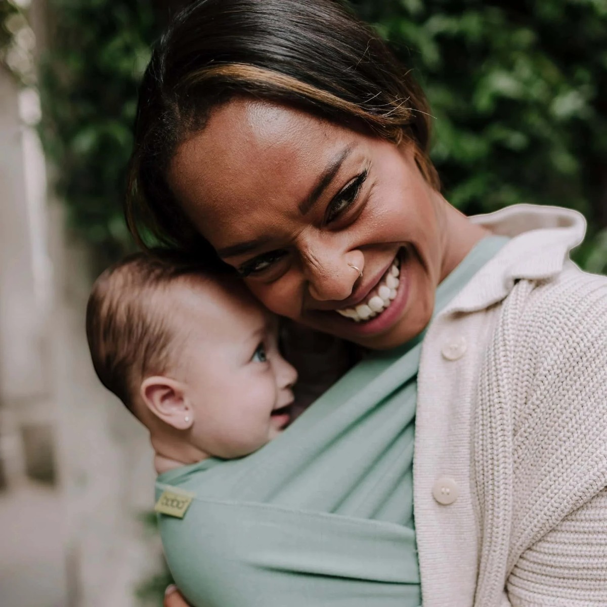 Écharpe de portage Boba Wrap Sage Green avec bébé