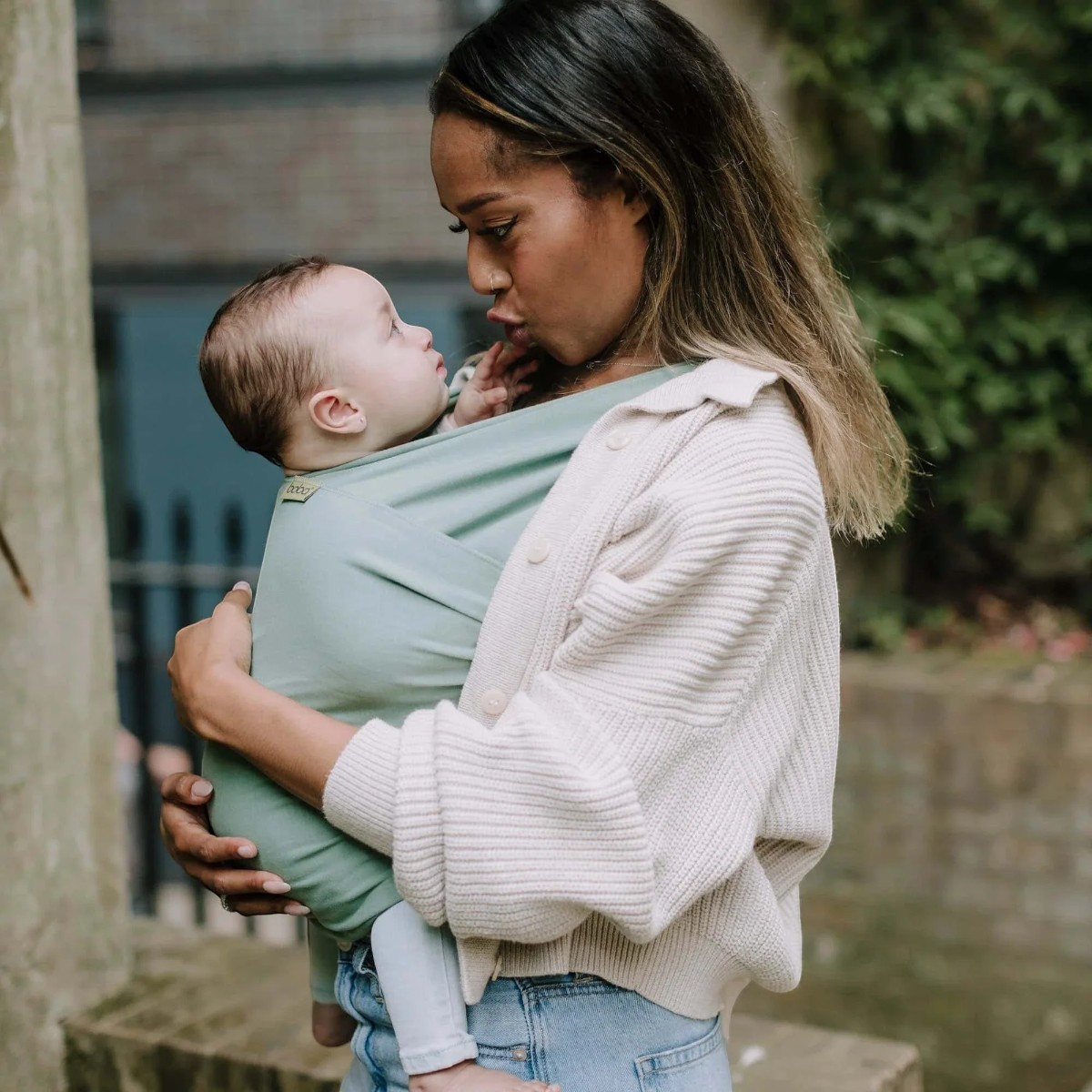 Écharpe Boba Wrap Sage Green pour porter bébé au quotidien