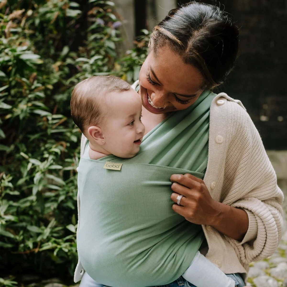 Bébé installé dans la Boba Wrap Sage Green