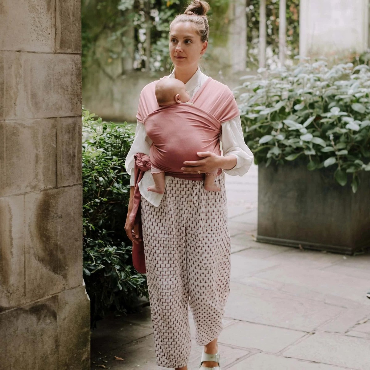 Portage ventral avec la Boba Wrap Dusty Pink rose