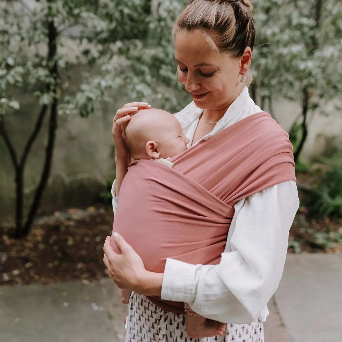 Écharpe de portage Boba Wrap Dusty Pink avec nouveau-né