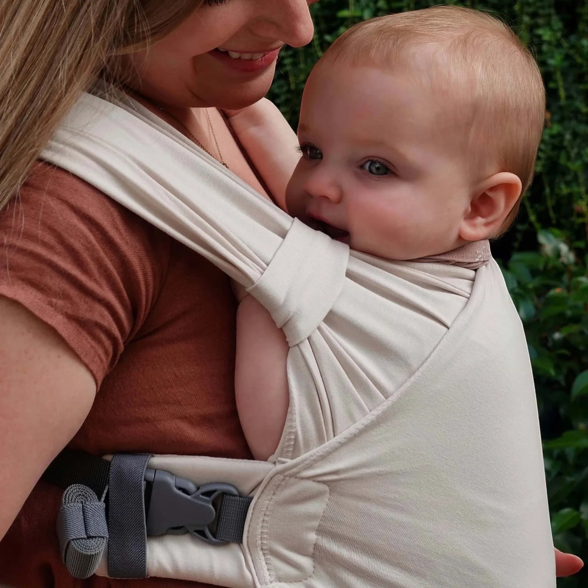 Bébé souriant porté contre sa mère dans le Boba Bliss Stone