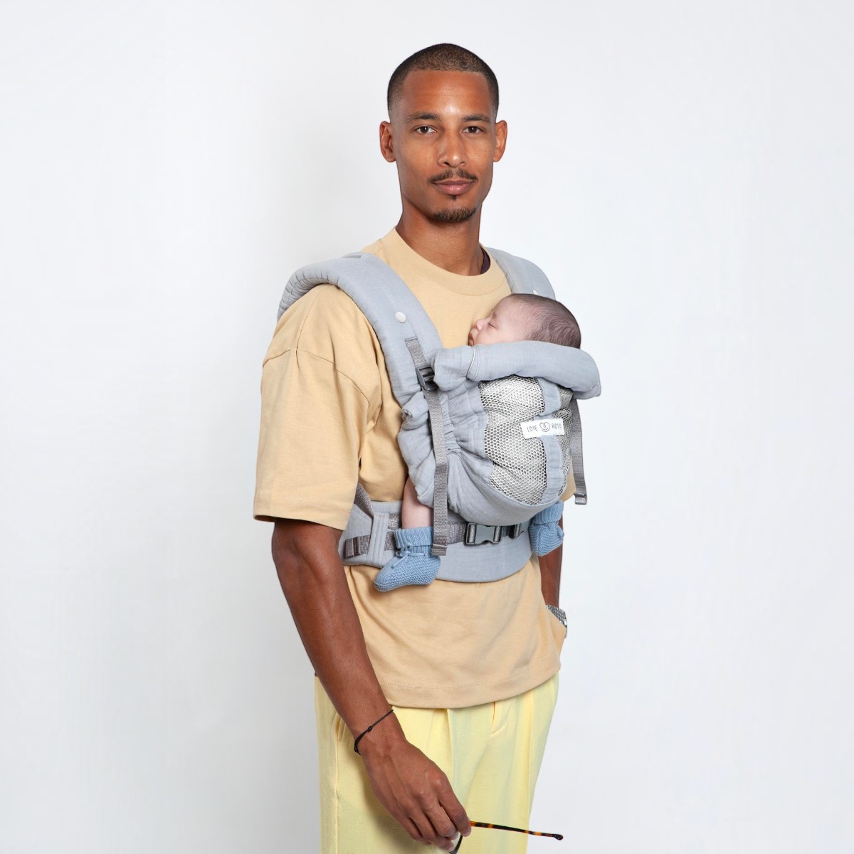 PhysioCarrier 2 Grey Love Radius porté avec un nouveau-né