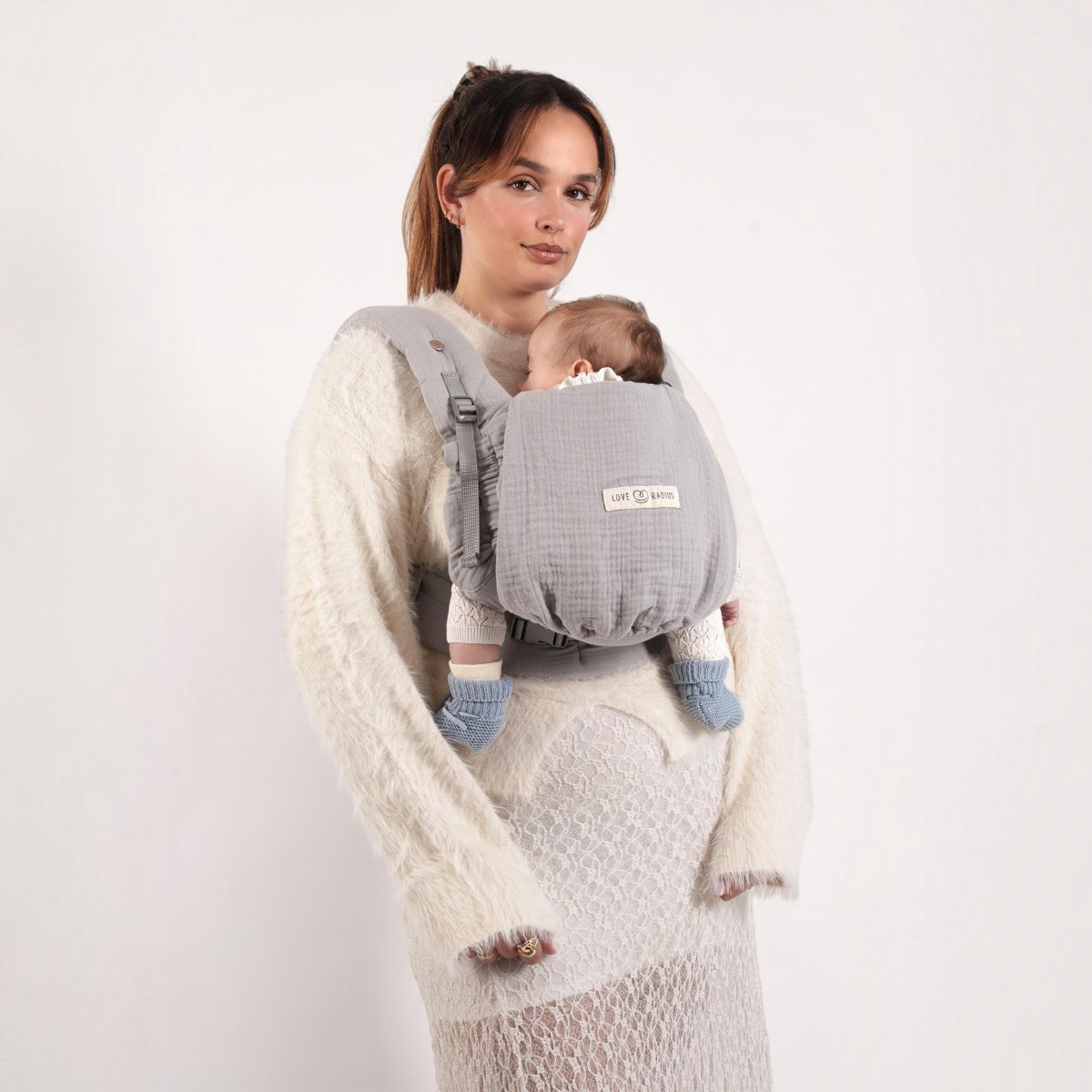 Maman avec bébé en porte-bébé PhysioCarrier 2 Grey
