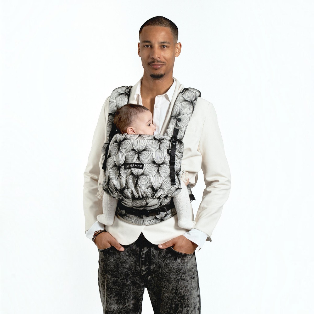 Papa portant bébé avec le PhysioCarrier 2 Black Orchid Love Radius
