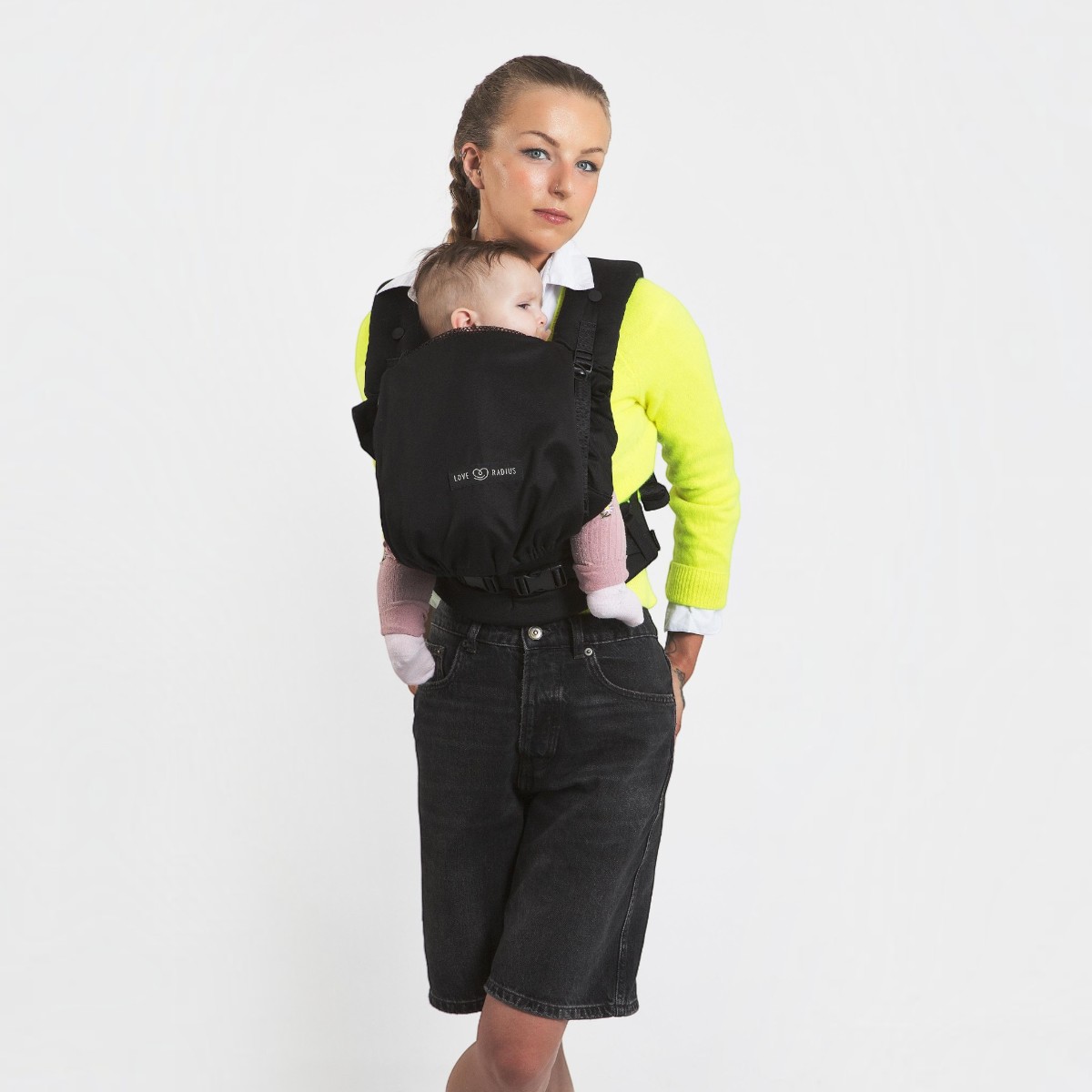 Maman portant bébé avec le porte-bébé PhysioCarrier 2 noir Love Radius