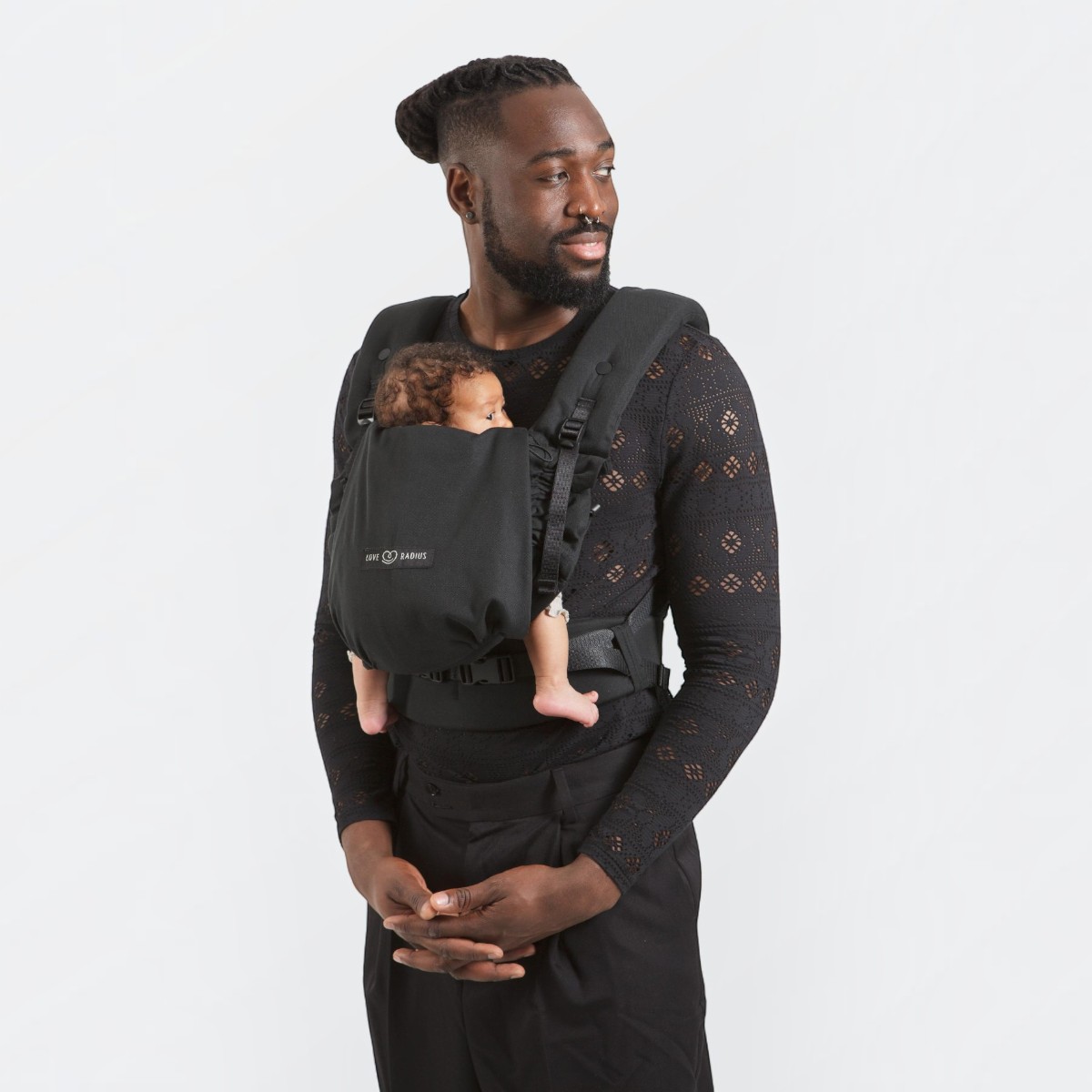 Papa portant un nouveau-né avec le PhysioCarrier 2 noir Love Radius