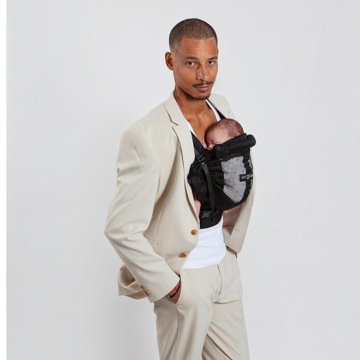 PhysioCarrier 2 Love Radius noir avec fenêtre d’aération ouverte
