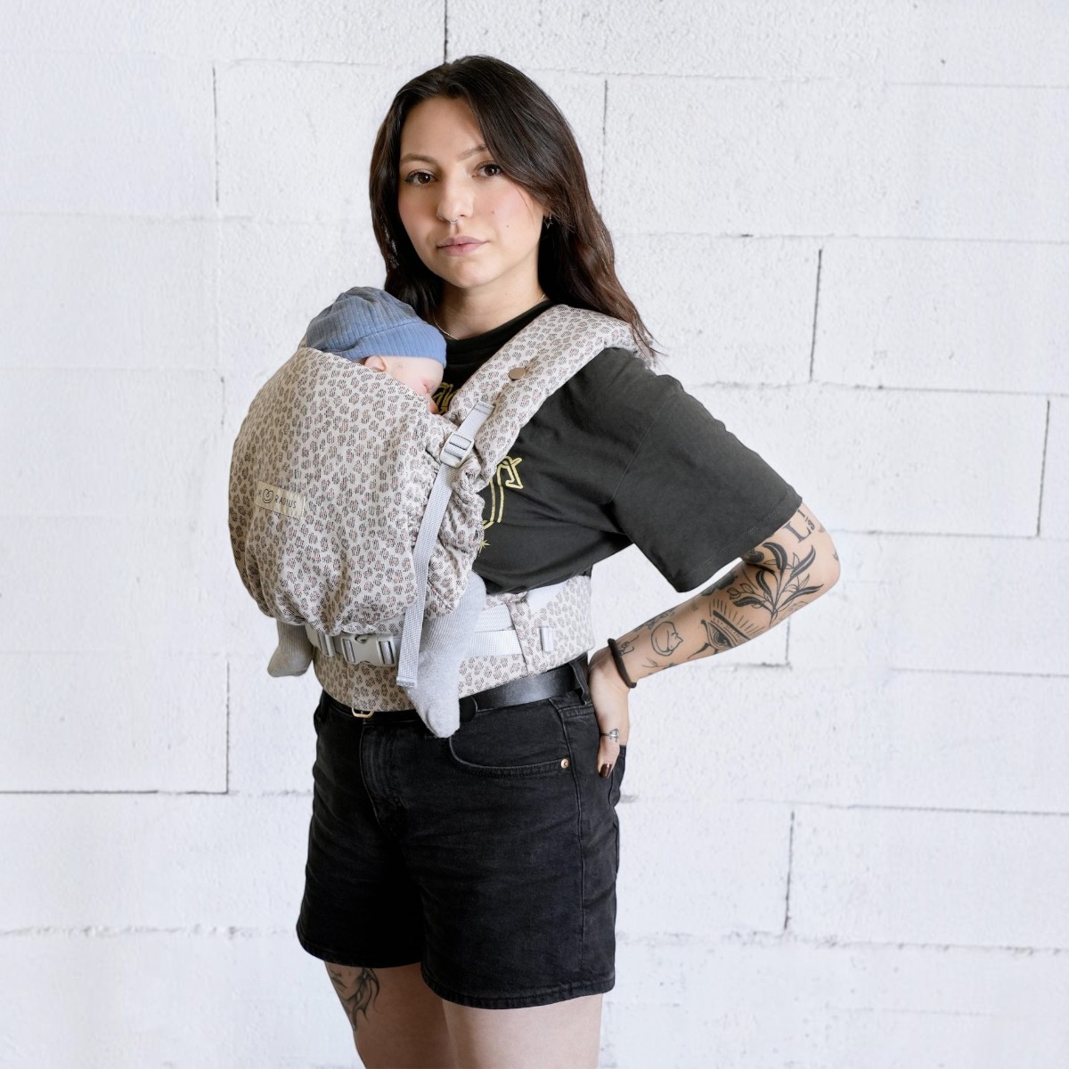 Porte-bébé PhysioCarrier 2 Leopard Love Radius en portage ventral