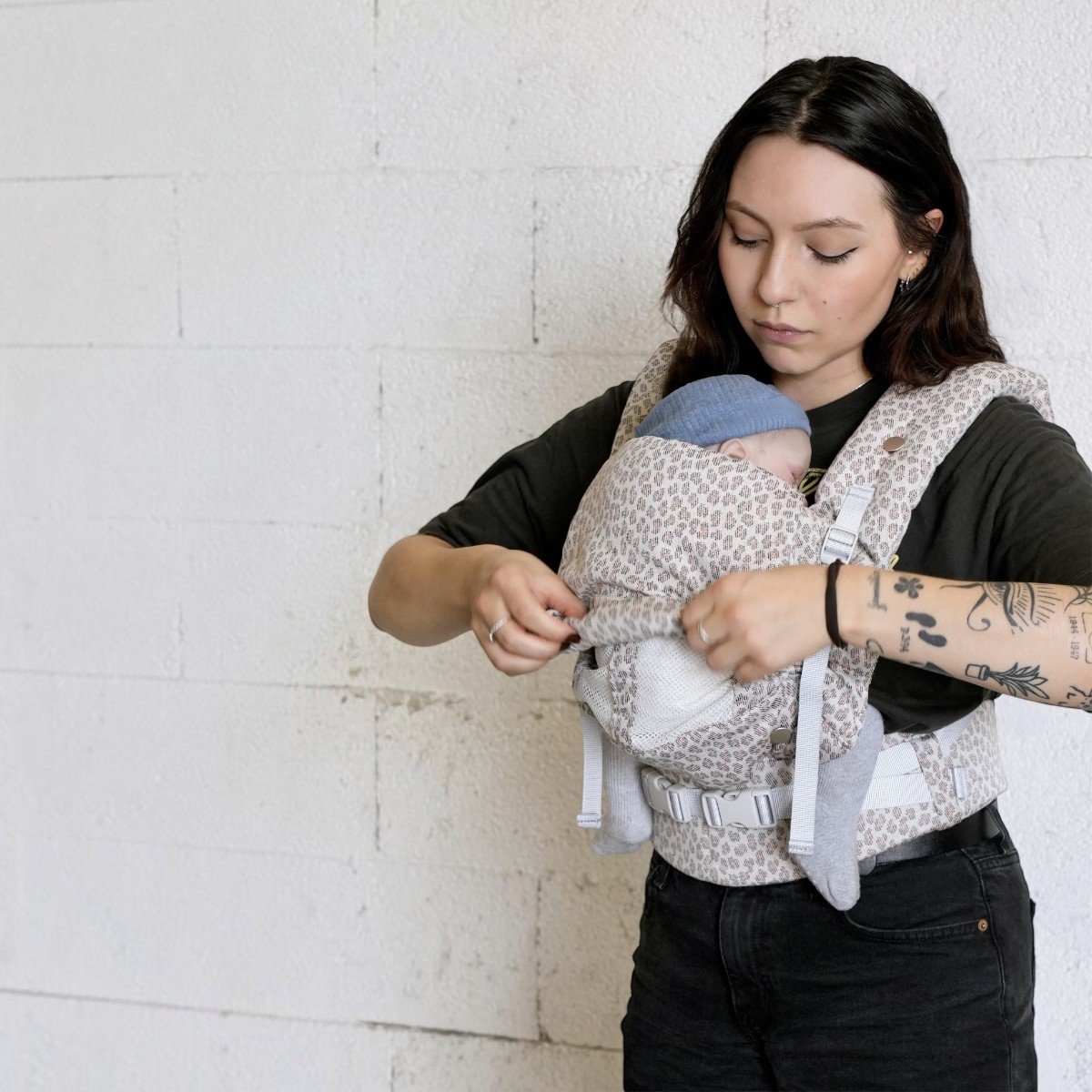 Réglage du PhysioCarrier 2 Leopard Love Radius avec bébé
