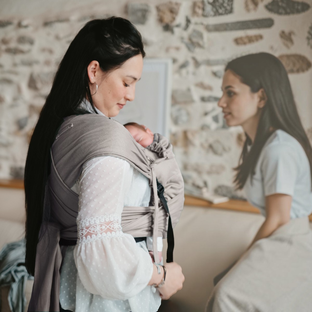 Porte-bébé Ptit Evo Néobulle coloris Plume porté devant, nouveau-né endormi