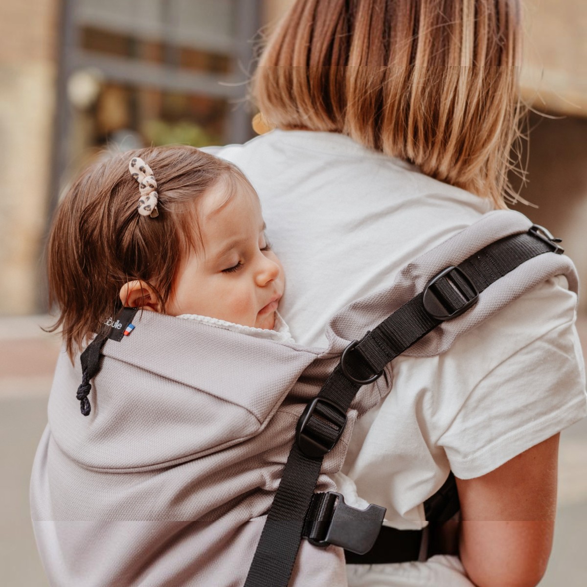 Néo+ Néobulle coloris Plume, gros plan enfant endormi porté dans le dos