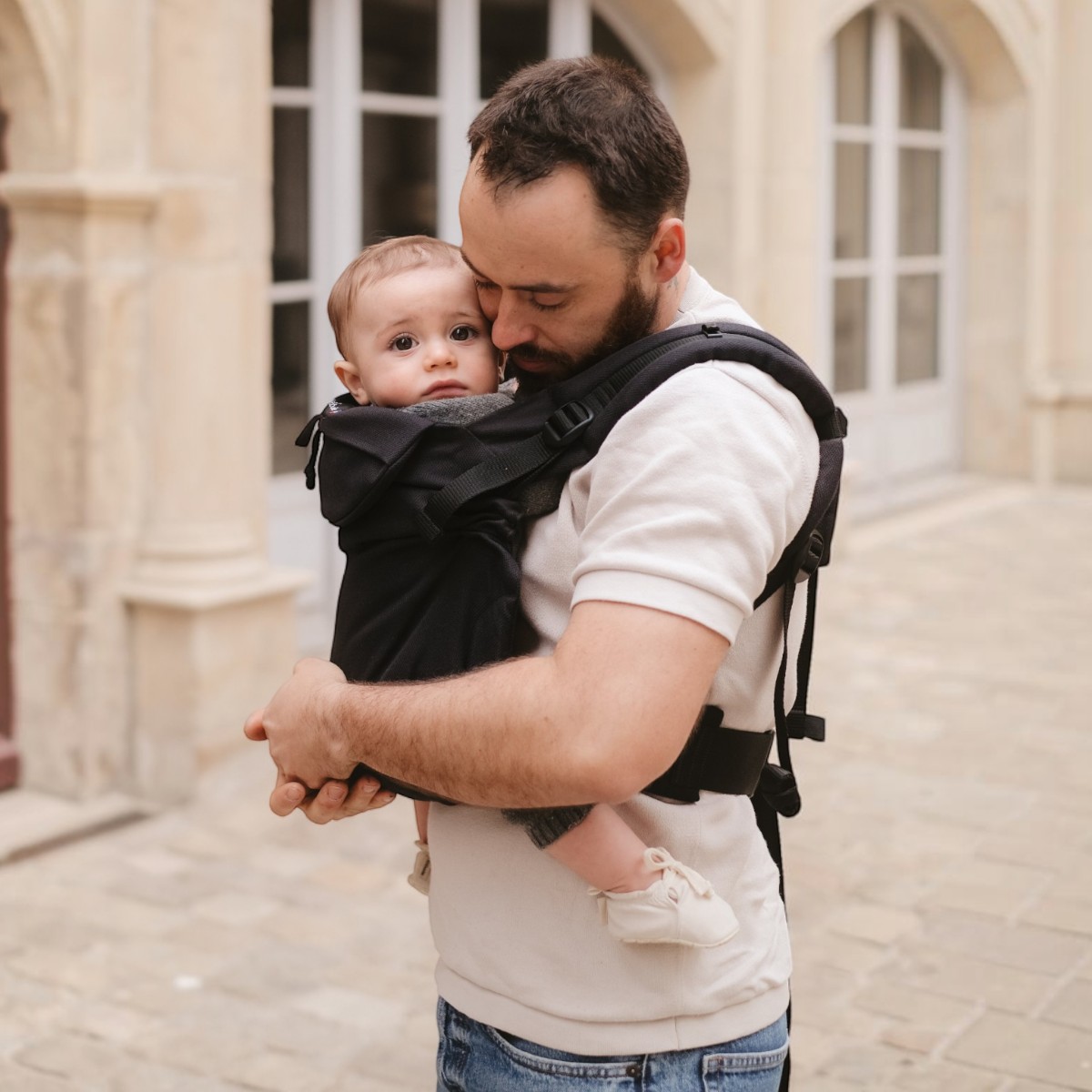 Néo Néobulle coloris Ébène, porté devant par le papa, moment complice