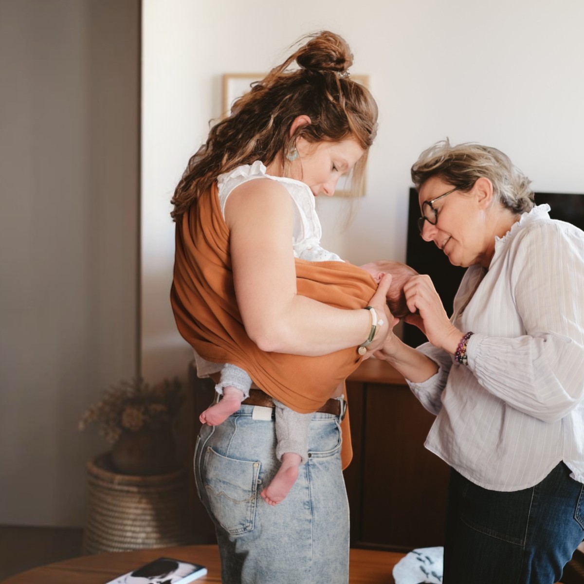 Installation du My Sling Néobulle Cannelle avec un nouveau-né