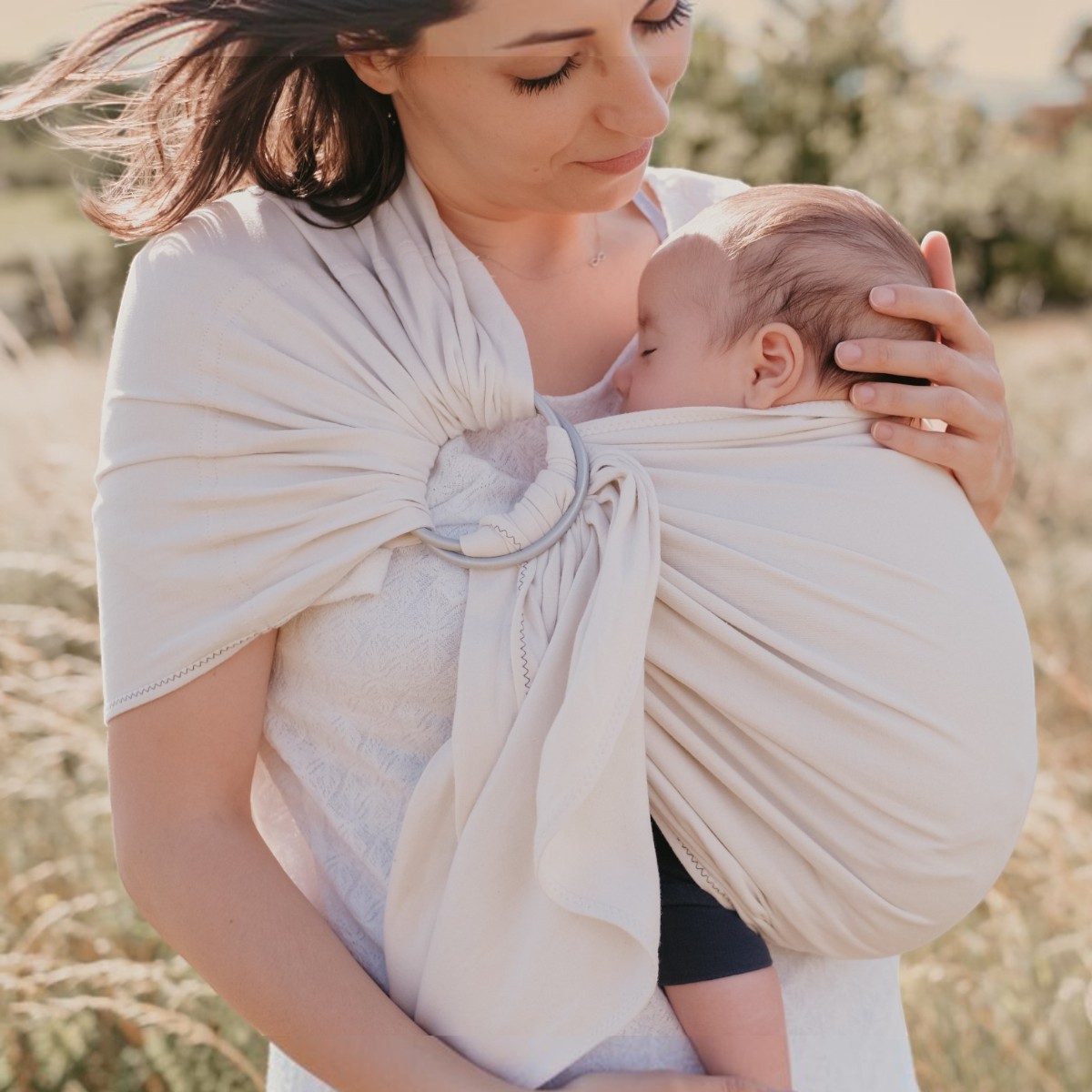 Portage physiologique avec le My Sling Néobulle écru et ses anneaux