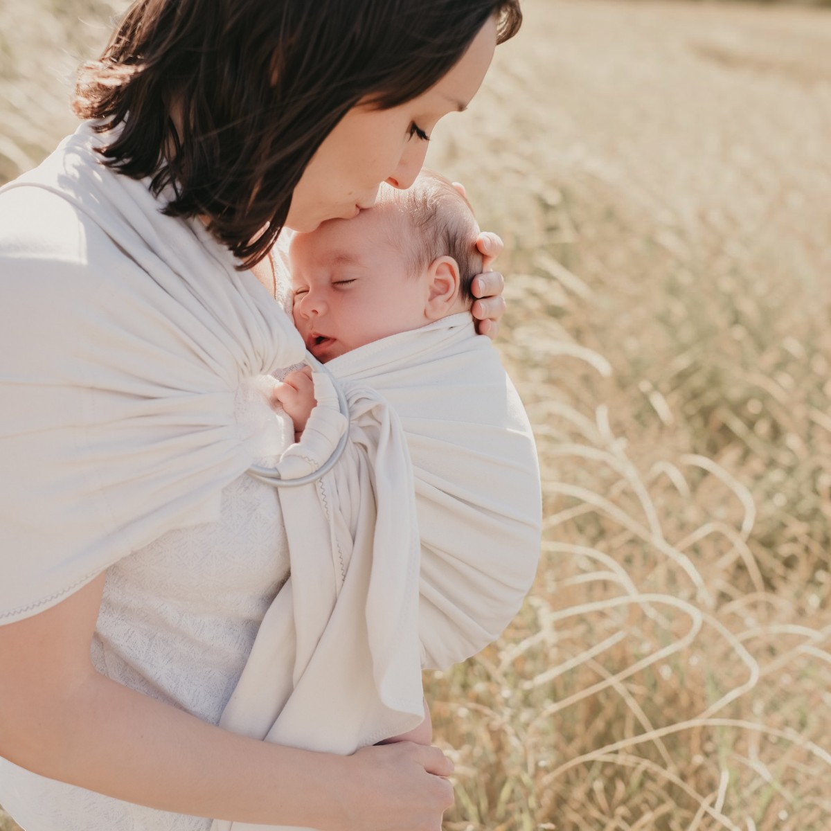 Bébé endormi dans le My Sling Néobulle écru en extérieur