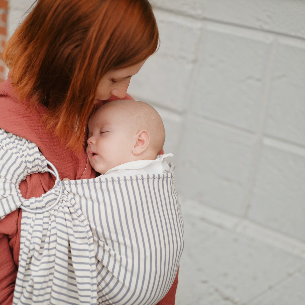 My Sling Néobulle en portage ventral avec un bébé endormi
