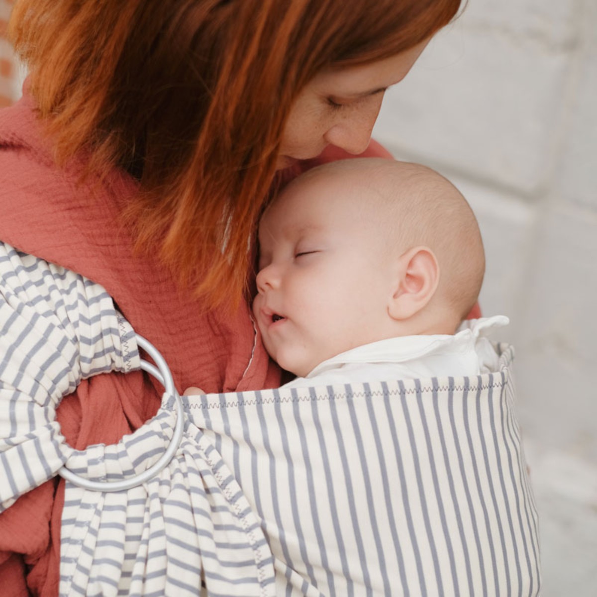 Bébé porté contre sa mère dans un My Sling Néobulle