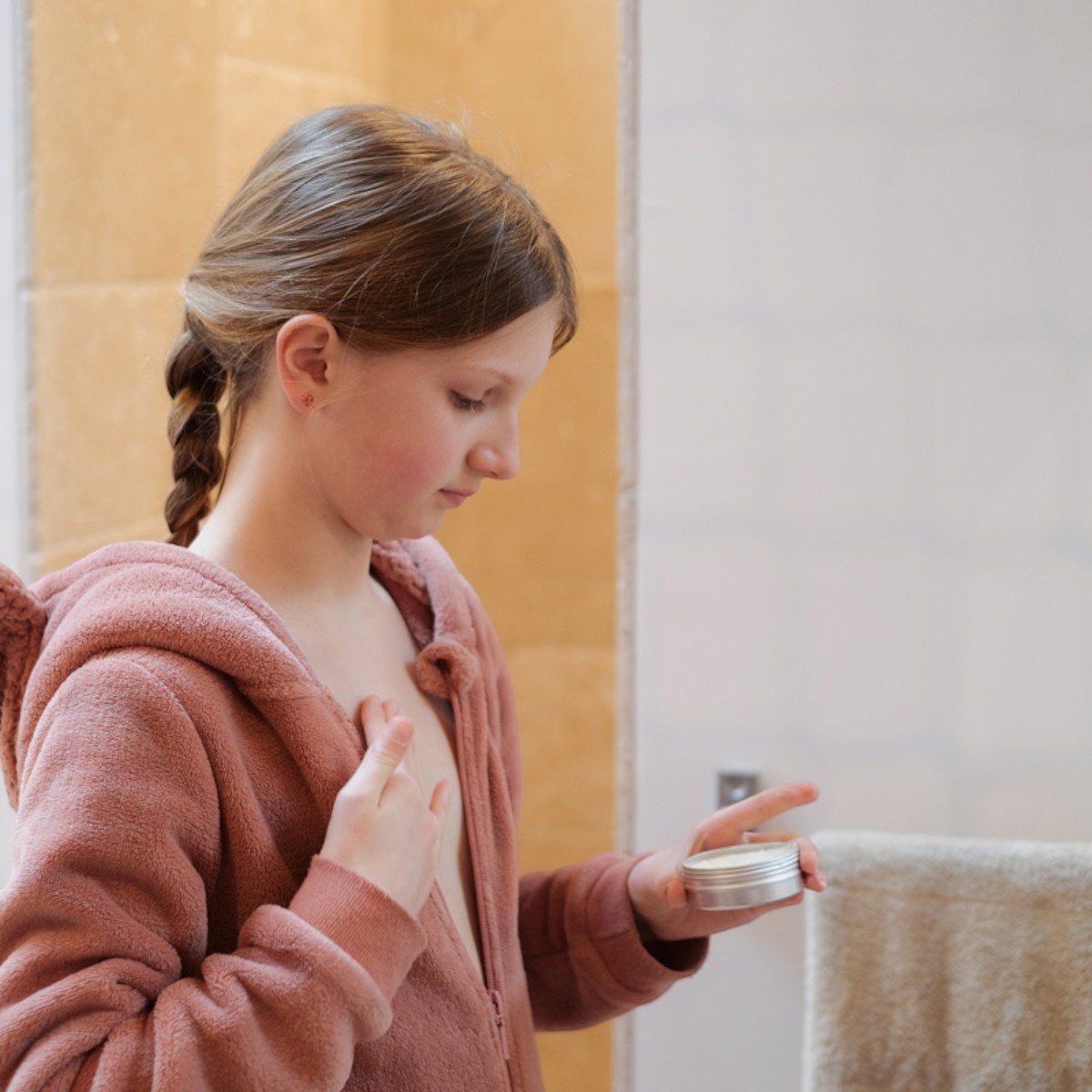 Application du baume pectoral Atchoum Néobulle sur le thorax dun enfant