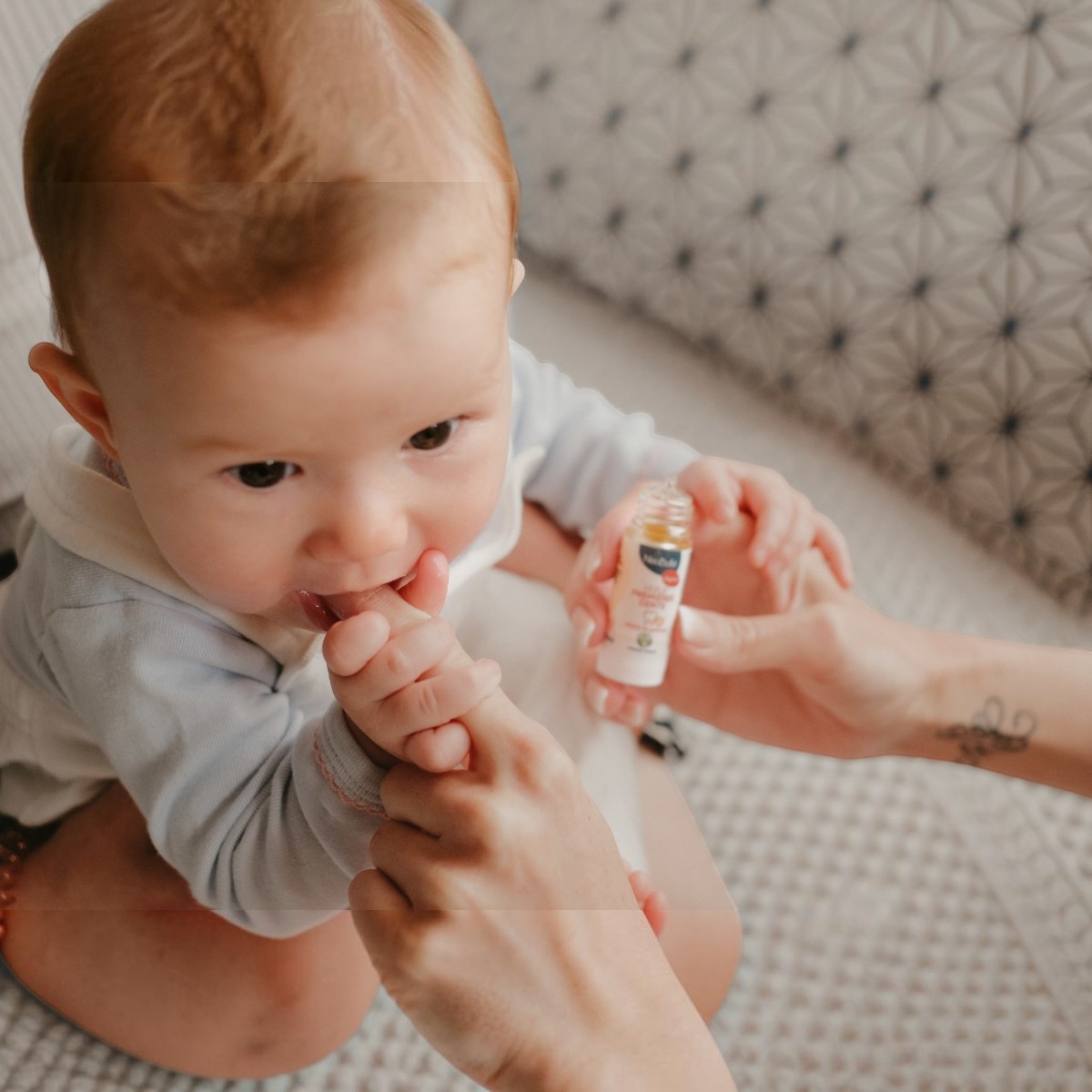 Massage des gencives de bébé avec lHuile Premières Dents Néobulle