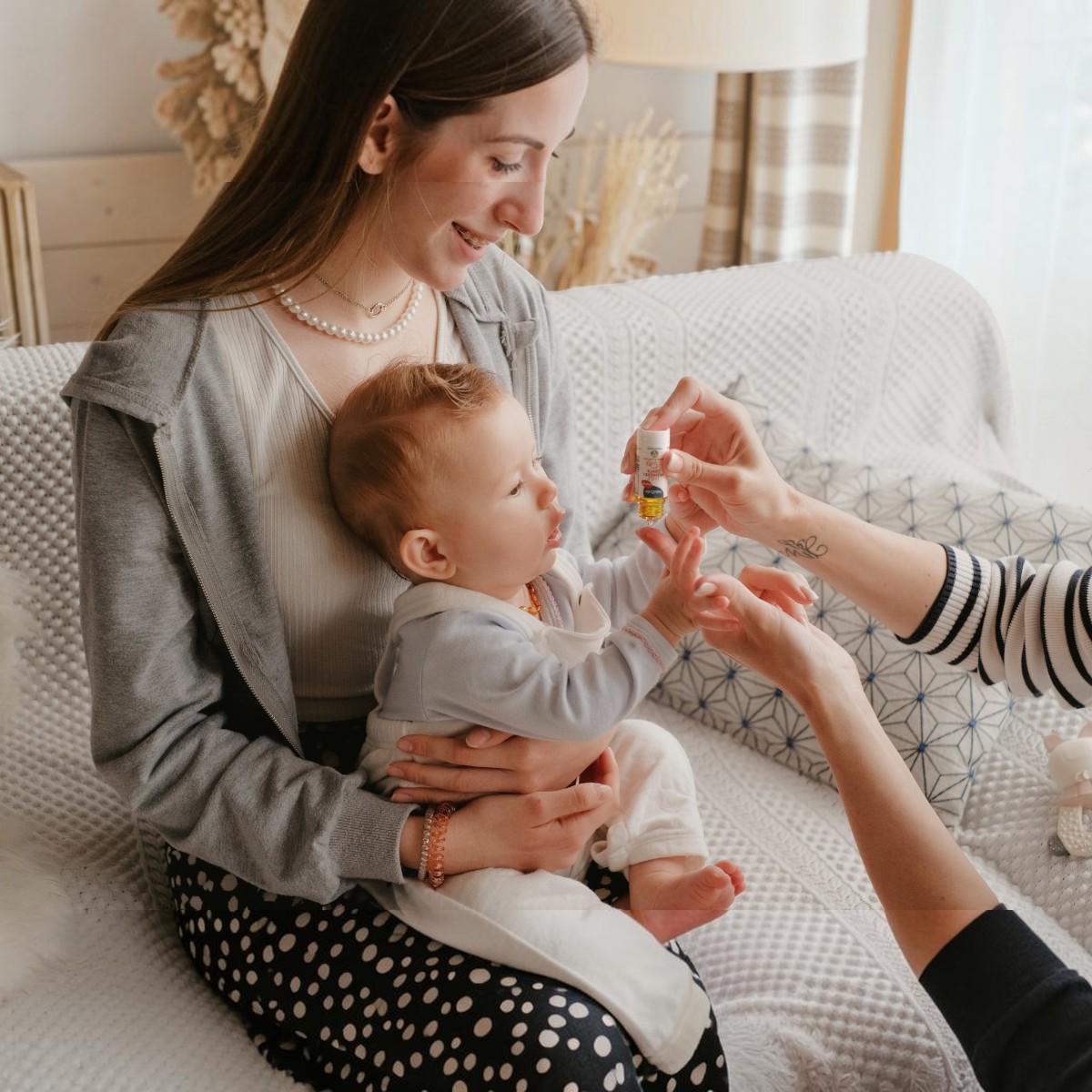Huile Premières Dents Néobulle présentée avant le massage des gencives de bébé