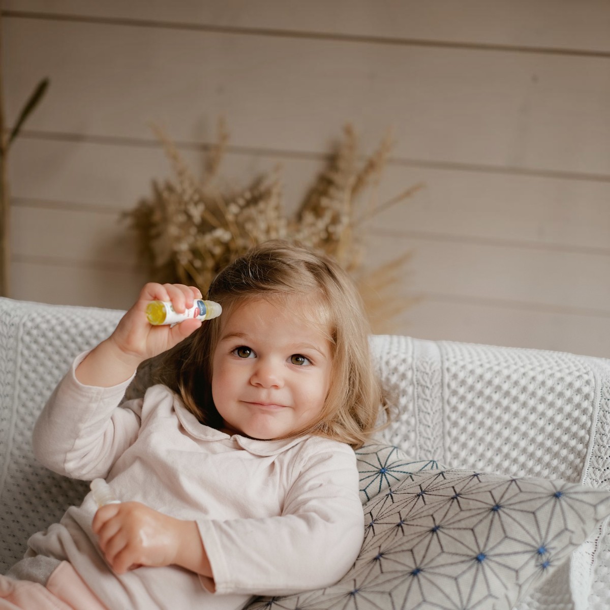 Enfant tenant le roll-on Huile Ptits Bobos Néobulle
