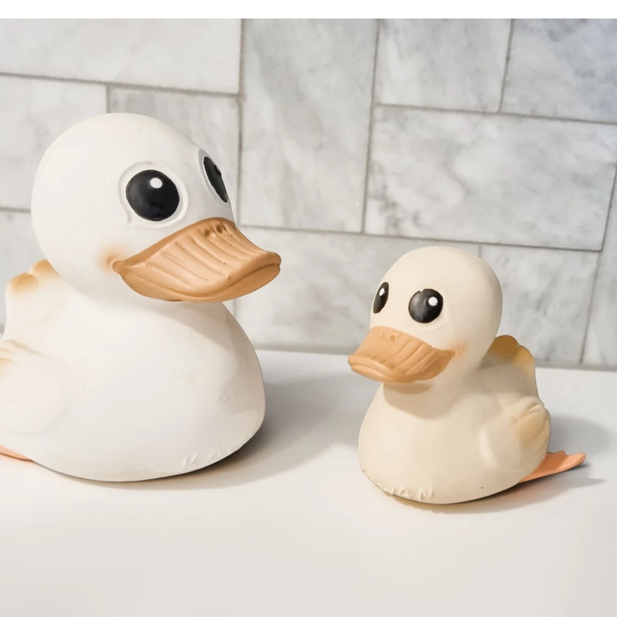 Canard pour le bain Kawan Original HEVEA à côté du Kawan Mini, comparaison des deux tailles