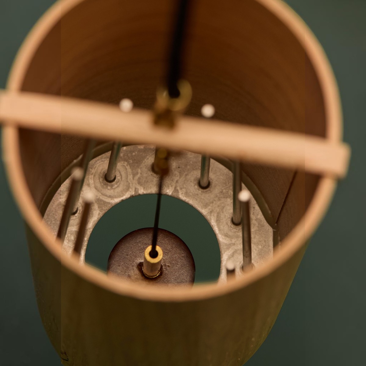 Intérieur du carillon Koshi Forest avec ses 12 cordes et son mécanisme de résonance