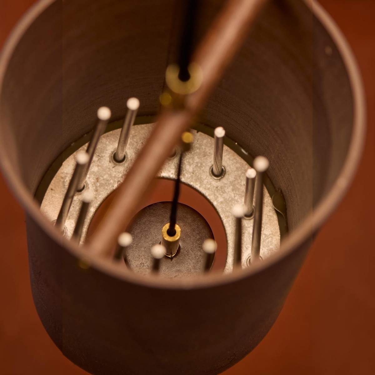 Intérieur du carillon Koshi Mountain avec ses 12 cordes et son mécanisme de résonance